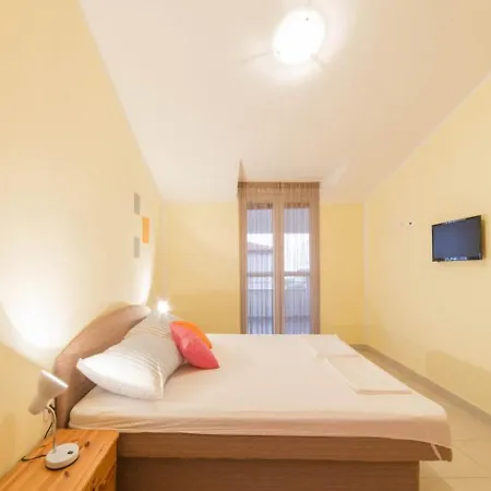Appartamento Six With Terrace And Free Parking Pag - Ae1427